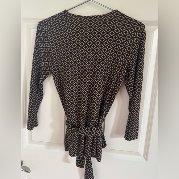 Ann Taylor V Neck top - Picture 3 of 6